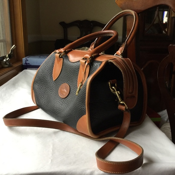 *SOLD* Dooney & Bourke AWL Large Satchel Shldr Bag Blk/Tn - Picture 3 of 16